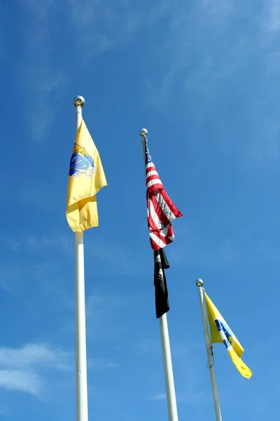 Três Bandeiras Contra Céu Azul Sem Vento — Fotografia de Stock