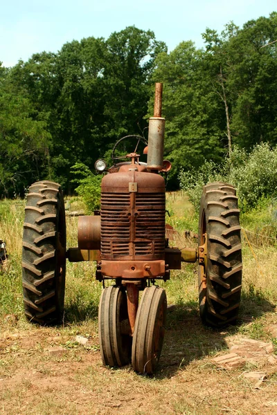 Gammal Rostig Gård Traktor — Stockfoto