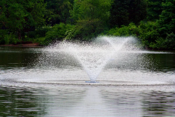 Una Imagen Dos Fuentes Agua Estanque — Foto de Stock