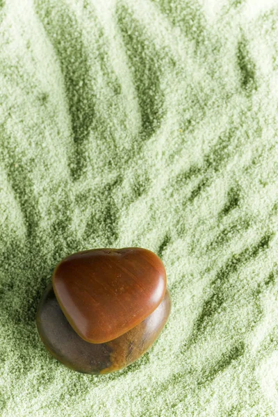 Pietre Marroni Equilibrio Sabbia Verde — Foto Stock