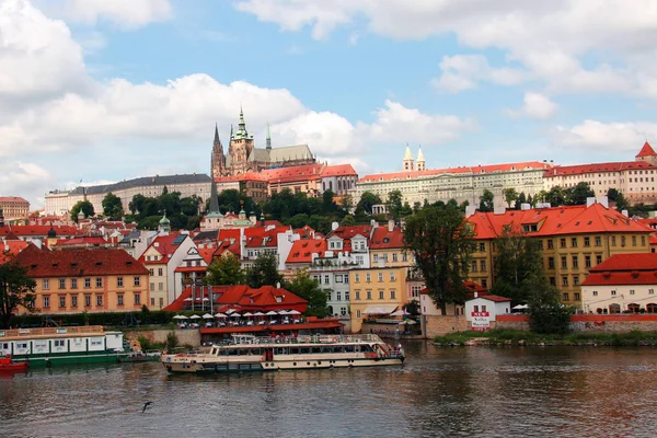 Malebný Pohled Majestátní Středověkou Hradní Architekturu — Stock fotografie