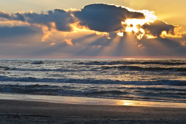 Bulutlu Bir Denizde Güneşin Yansıması — Stok fotoğraf