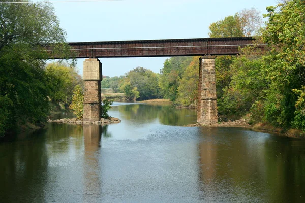 一列带支撑柱的火车在河上 — 图库照片