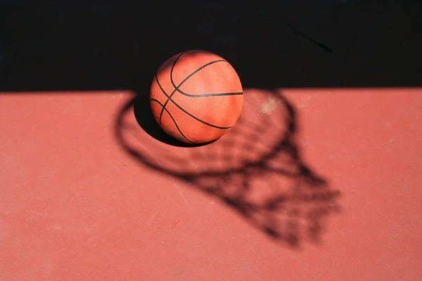 赤の裁判所のバスケットボールとネットの影 — ストック写真