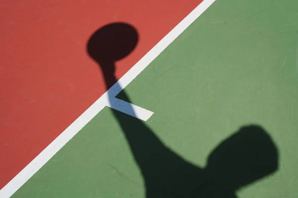 Ein Schatten Basketballspieler Auf Einem Grünen Platz — Stockfoto