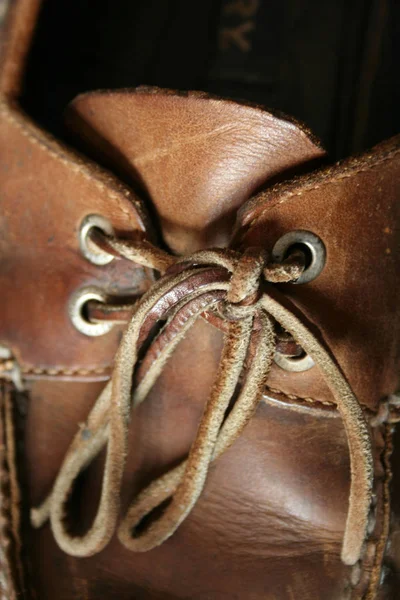 带鞋带的甲板鞋的特写 — 图库照片