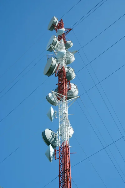 Une Tour Micro Ondes Contre Ciel Bleu — Photo