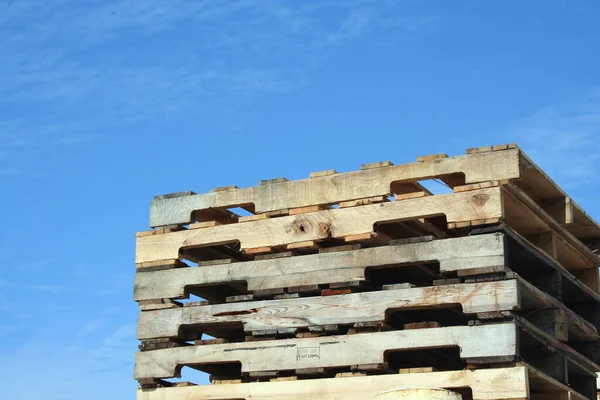 Pallets Gestapeld Tegen Een Blauwe Lucht — Stockfoto