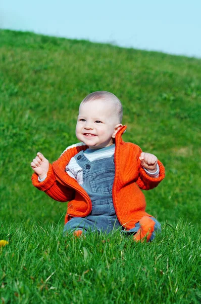 Bayi Tersenyum Duduk Rumput Hijau — Stok Foto