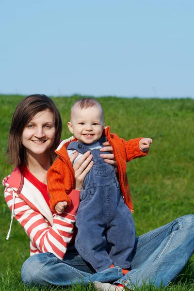 Mère Heureuse Avec Son Fils Assis Sur Herbe Verte — Photo