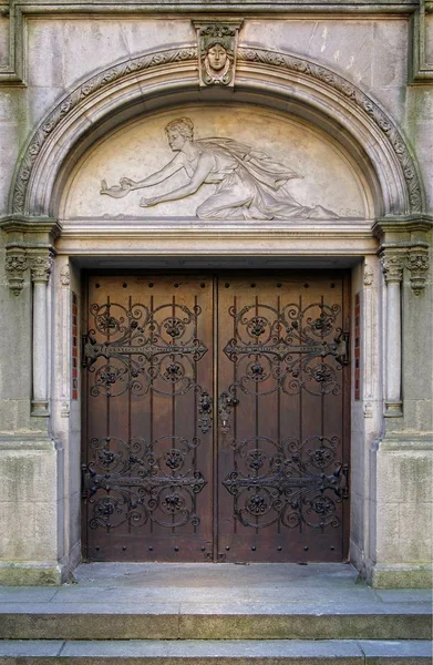 Украшенная Старинная Деревянная Дверь Металлической Фурнитурой — стоковое фото