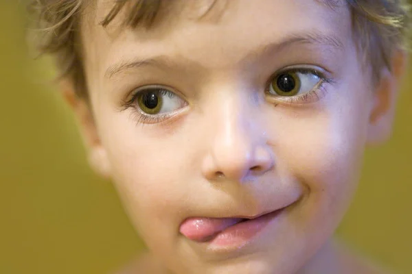 Faccia Del Bambino Con Lingua Sporgente — Foto Stock