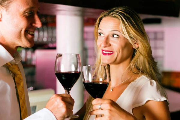 Mężczyzna Kobieta Flirtują Hotelowym Barze Zdjęcie Stockowe