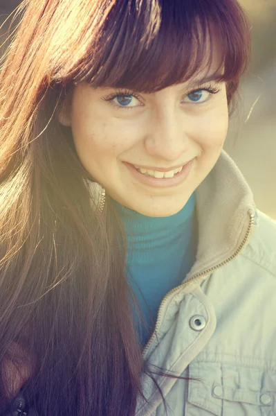 Humor Vintage Muito Feliz Sorrindo Latino Mulher Headshot Close — Fotografia de Stock