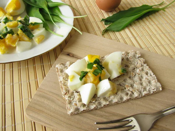 Çıtır Ekmekte Yabani Sarımsaklı Yumurta Salatası — Stok fotoğraf