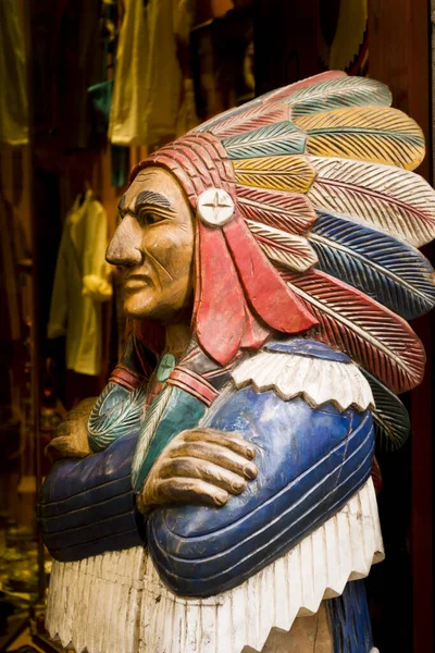 Estatua India Madera Frente Una Tienda Ropa — Foto de Stock