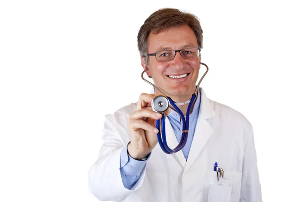 Przyjazny Starszy Lekarz Trzymający Stetoskop Przed Kamerą Śmiejący Się Izolowany — Zdjęcie stockowe