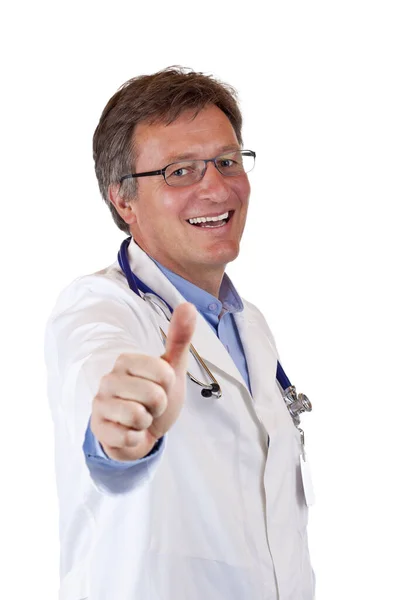 Steteskoplu Önlüklü Mutlu Doktor Başparmağını Kaldırıyor Beyaz Arkaplanda Izole — Stok fotoğraf