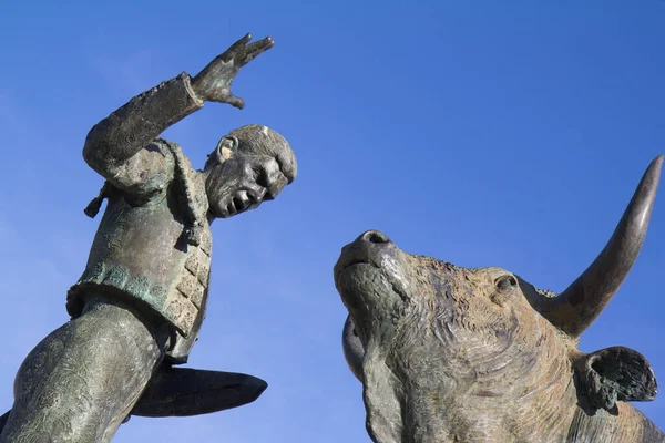 アリーナでの闘牛士の彫刻 — ストック写真