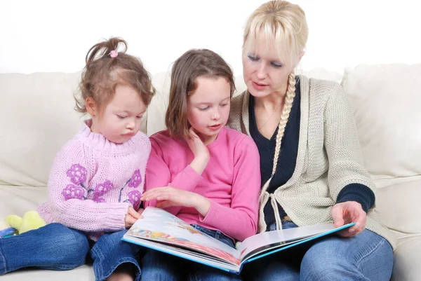 Anne Çocuklar Oturma Odasında Oturmuş Kitap Okuyorlar — Stok fotoğraf