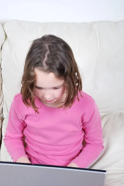 Ragazza Seduta Sul Divano Utilizzando Computer Portatile — Foto Stock