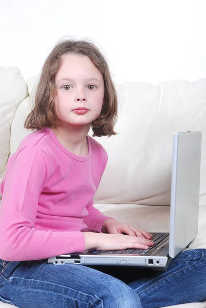 Дівчина Сидить Дивані Використовує Ноутбук — стокове фото