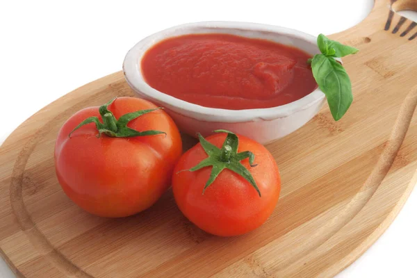 Sos Pomidorowy Misce Pomidorami Bazylią — Zdjęcie stockowe