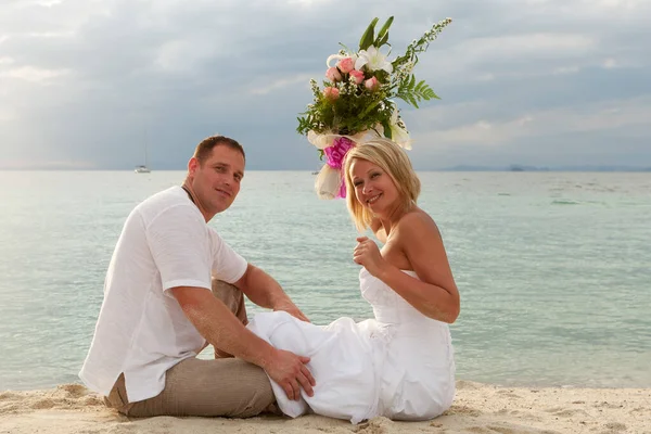 在海滩上穿婚纱旅行的夫妻 — 图库照片