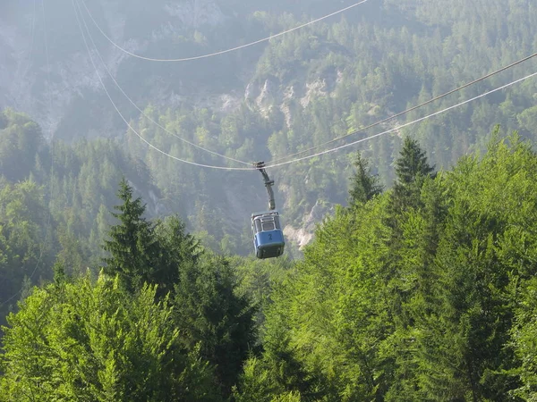 ゴンドラで山を登って — ストック写真