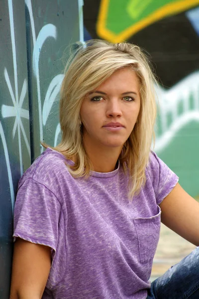 Een Mooie Jonge Blonde Leunt Tegen Een Graffiti Bedekte Vuilniscontainer — Stockfoto