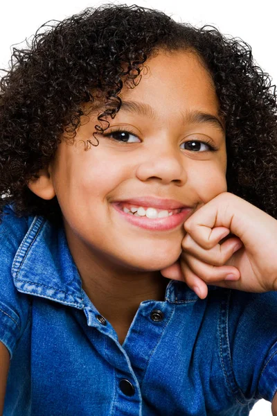 Menina Sorrindo Com Mão Queixo Isolado Sobre Branco — Fotografia de Stock