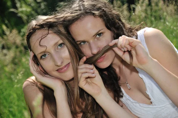 Dwóch Szczęśliwych Nastolatków Trzymających Włosy Czas Przyjemności — Zdjęcie stockowe