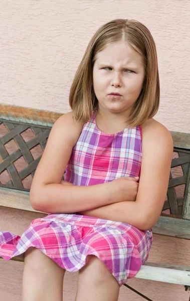 Buiten Portret Van Klein Schattig Meisje Zitten Bank Met Boze — Stockfoto