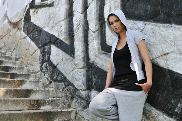 Jugendliche Teenager Mädchen Posieren Hip Hop Stil Vor Einer Schwarz — Stockfoto