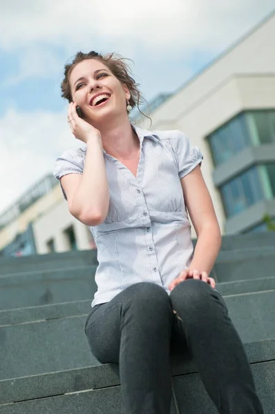 Jeune Belle Femme Riante Appelant Avec Téléphone Mobile — Photo