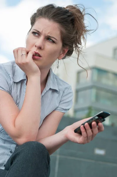 Mladá Žena Starosti Nešťastný Výraz Drží Mobilní Telefon Venku Městském — Stock fotografie