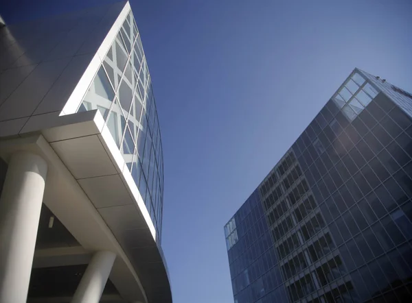 Modernes Bürogebäude Unter Blauem Himmel — Stockfoto