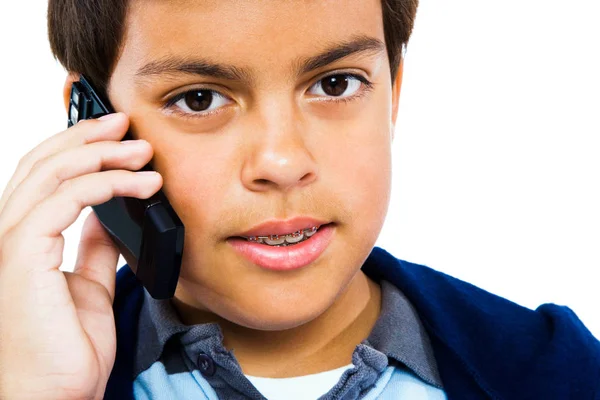Beyazlar Üzerinde Izole Edilmiş Bir Cep Telefonuyla Konuşan Çocuk — Stok fotoğraf