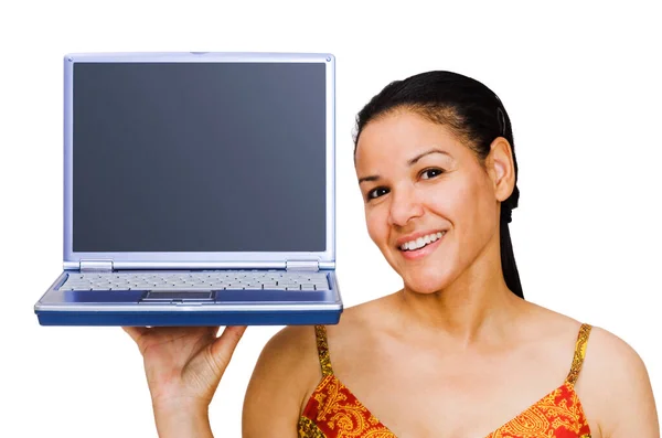 Szczęśliwa Młoda Kobieta Trzyma Laptop Odizolowany Biało — Zdjęcie stockowe