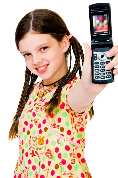 Sorrindo Menina Mostrando Telefone Celular Isolado Sobre Branco — Fotografia de Stock