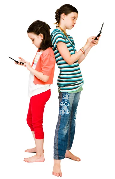 女の子は白い上に隔離された携帯電話でテキストメッセージ — ストック写真