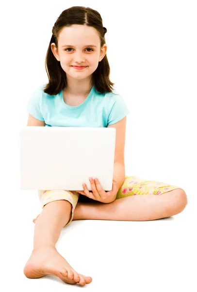 Portret Dziewczyny Pomocą Laptopa Uśmiechnięty Białym Tle — Zdjęcie stockowe