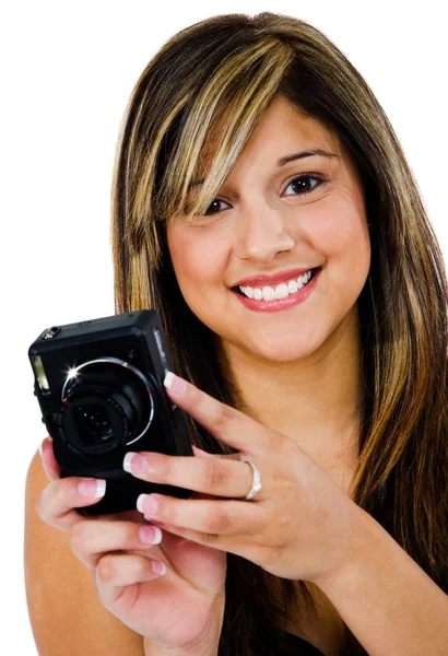 Mujer Joven Fotografiando Con Una Cámara Sonriendo Aislada Sobre Blanco — Foto de Stock