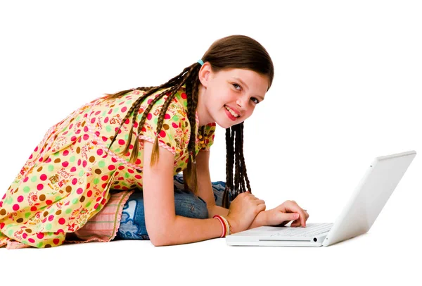 Kaukaskie Dziewczyna Pomocą Laptop Uśmiechając Się Odizolowany Nad Biały — Zdjęcie stockowe