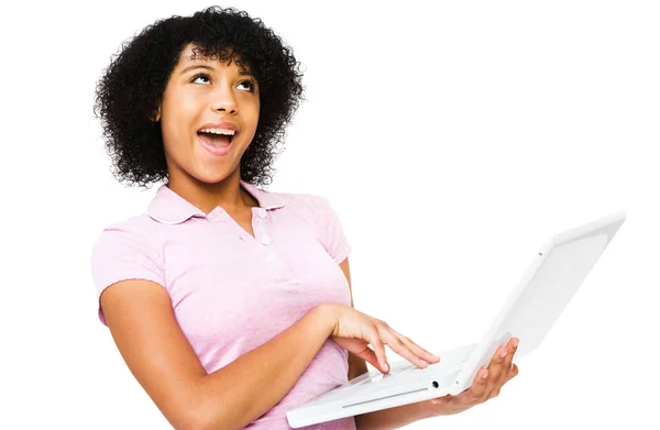 Tiener Meisje Met Behulp Van Een Laptop Glimlachen Geïsoleerd Wit — Stockfoto