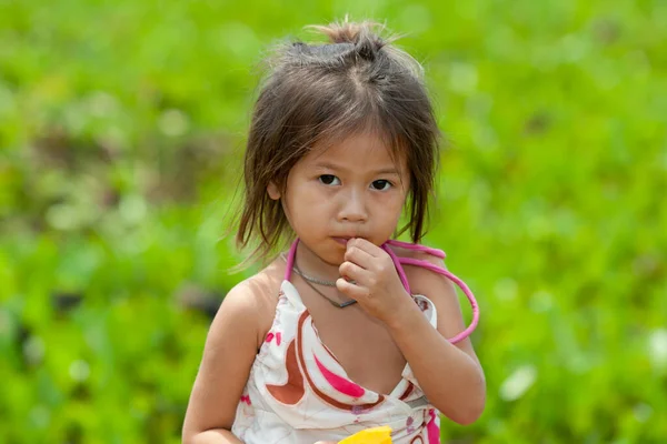 Porträtt Mar Flicka Asien Barn Fattiga Kläder Medan Äter Mango — Stockfoto