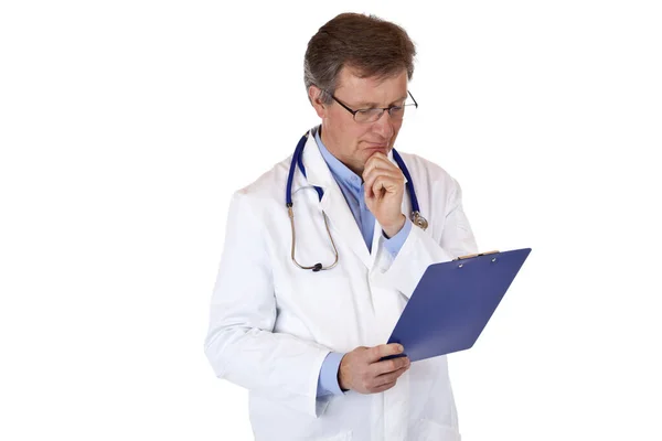 Atrakcyjny Starszy Lekarz Badający Przemyślaną Kartę Pacjenta Izolowany Białym Tle — Zdjęcie stockowe
