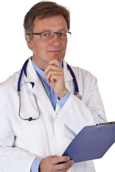 Tıbbi Raporu Olan Sempatik Yaşlı Bir Doktor Düşünceli Görünüyor Beyaz — Stok fotoğraf
