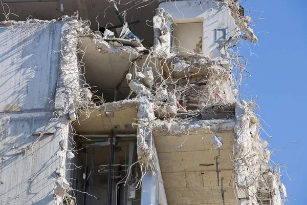 Yıkılmış Bir Ofis Binasının Yakın Çekimi — Stok fotoğraf