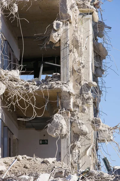 Yıkılmış Bir Ofis Binasının Yakın Çekimi — Stok fotoğraf